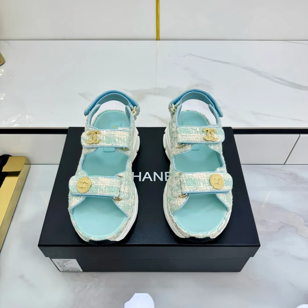 👟👟Ex-factory price 640👟👟 Top version... Chanel｜Chanel Xiaoxiang Velcro Beach Slippers Slippers Casual Beach Shoes 25ss Spring and Summer New Style! Beach shoes are a hit all over the internet! The latest model from the counter, I am still willing to buy it on my feet. It must be ranked among the most popular models. It is invincible in all seasons. Various bloggers and Internet celebrities can see the matching styles. Highly recommended. Pearlescent sheepskin upper, sheepskin lining, suede for feet. Original open-molded TPU outsole size: 35-40 (customized for 40 and 41). Full set of original packaging 👉 👉 👉